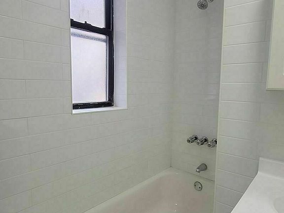 4th image of 552 Parkside Ave #3C