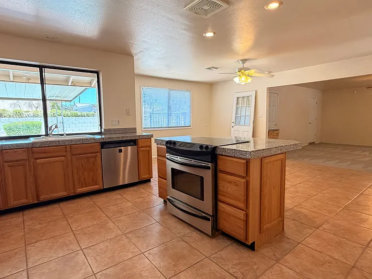 718 E Manhatton Dr — Photo 8