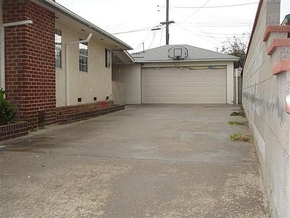 2nd image of 813 N Wilcox Ave
