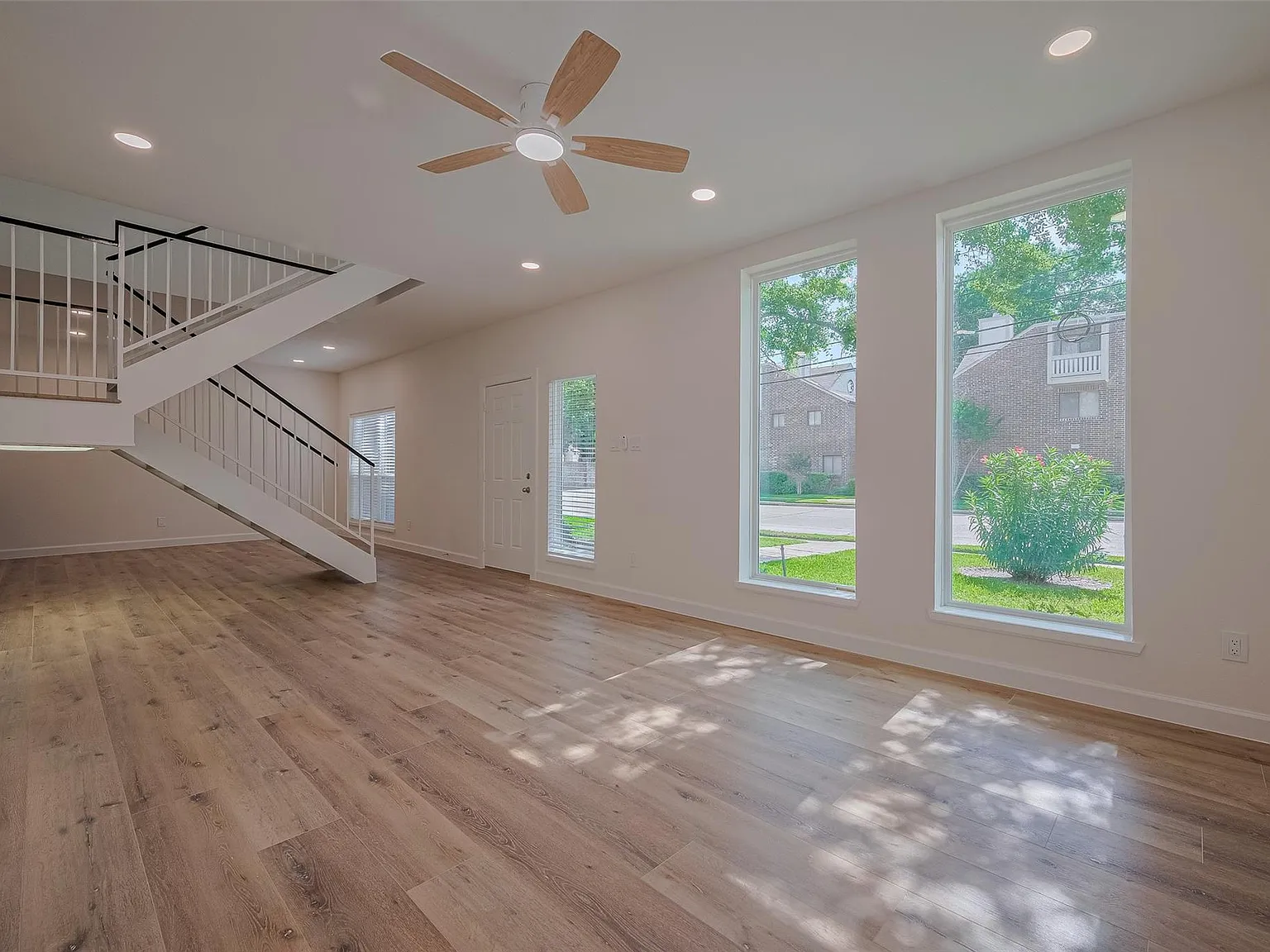 3 bed, 2.5 bath, 2265 sqft, $2,600 — Photo 3