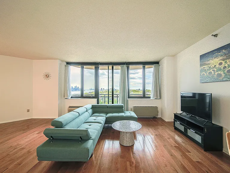 100 Carlyle Dr #16ES — Photo 3