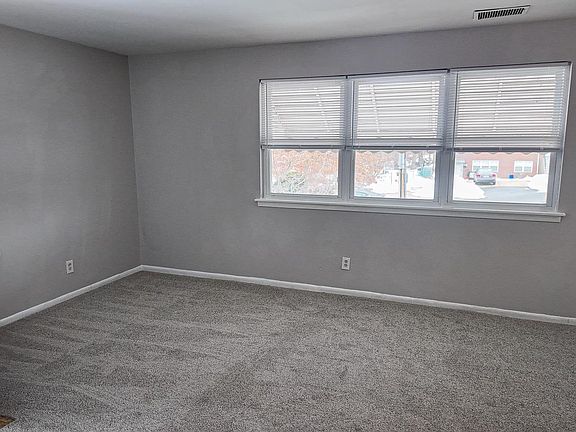 2nd image of 3303 S Keswick Cir