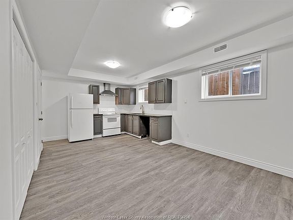 5th image of 658 Caron Ave