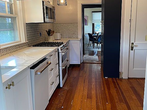 4th image of 33 Huttleston Ave
