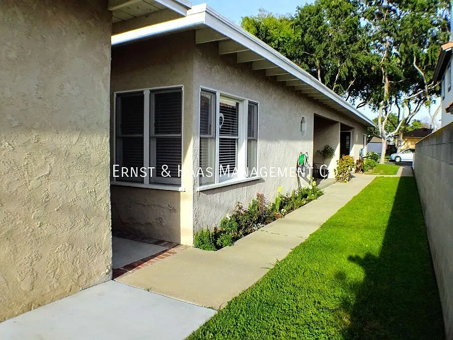 Beautiful Duplex Apartment in Prime Bixby Knolls Area! — Photo 2