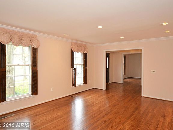 4th image of 20 Lily Pond Ct