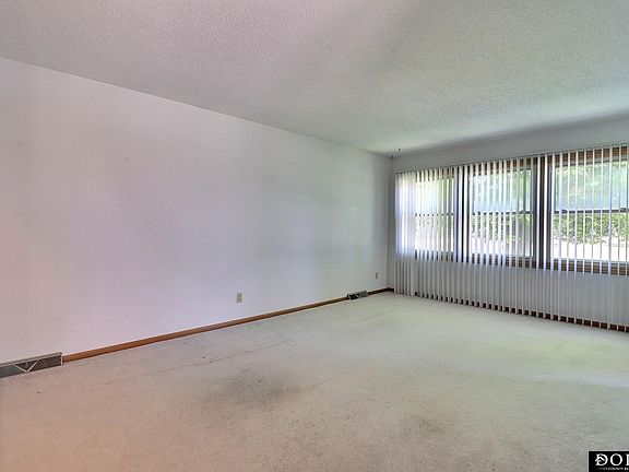 5th image of 1009 Logan St