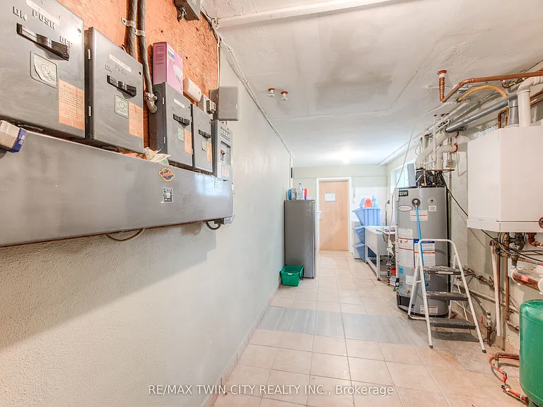 132 Allen St E #1 — Photo 18