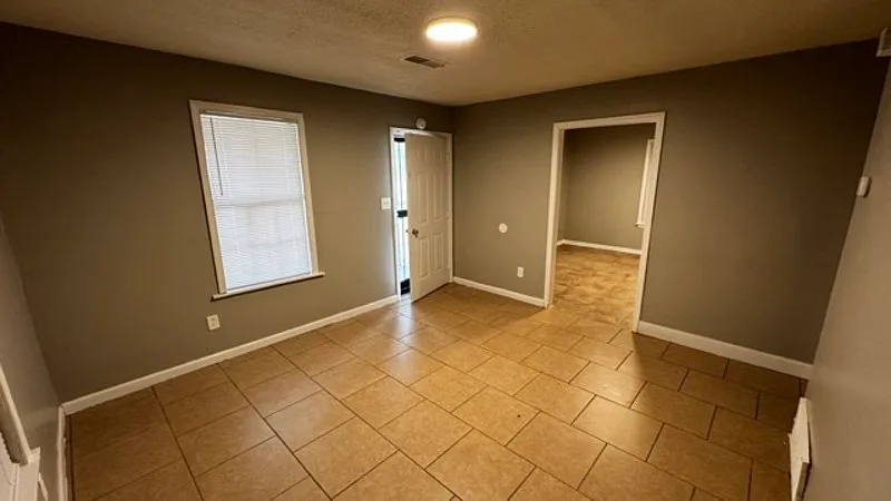 3 bed, 1.0 bath, 1091 sqft, $995 — Photo 2