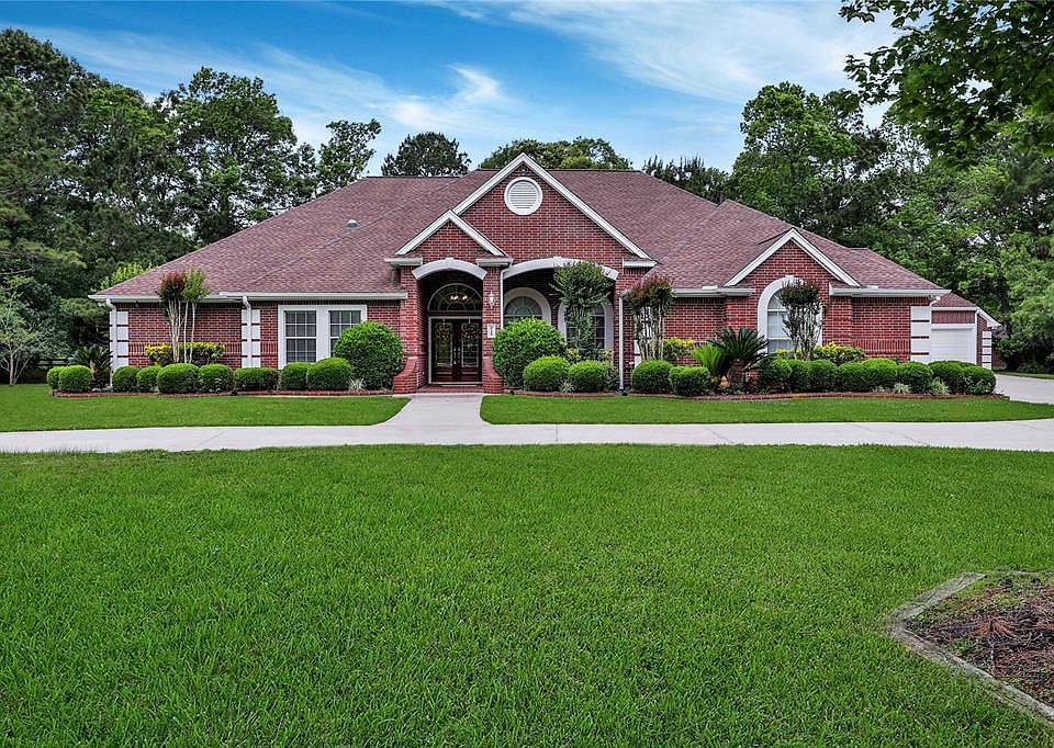 Welcome to 915 Lago Trace!