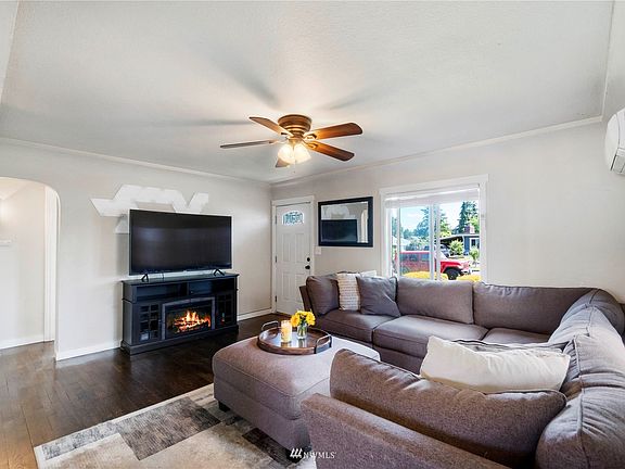 5th image of 821 E 62nd St