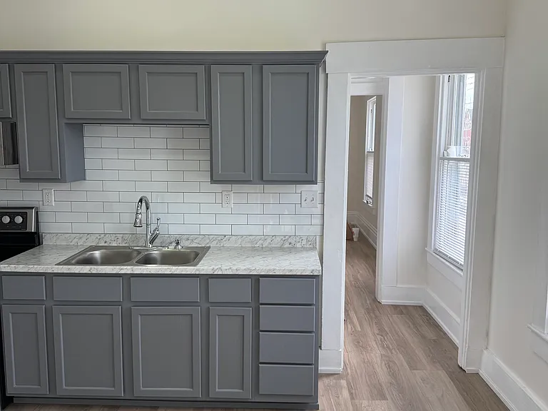 216 W 10th St #2 — Photo 4