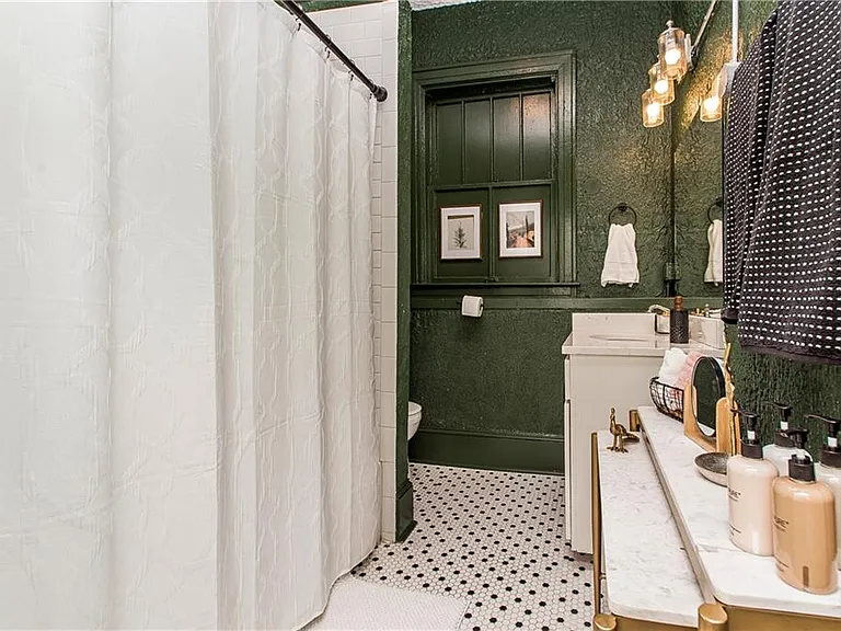 221 W Thomas St #A — Photo 9