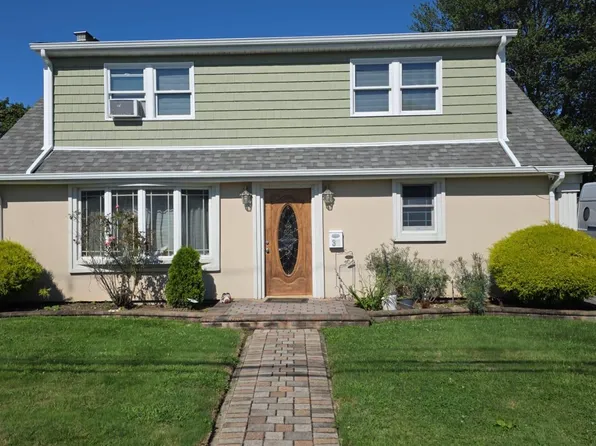 31 N Emerson Avenue, Copiague, NY 11726