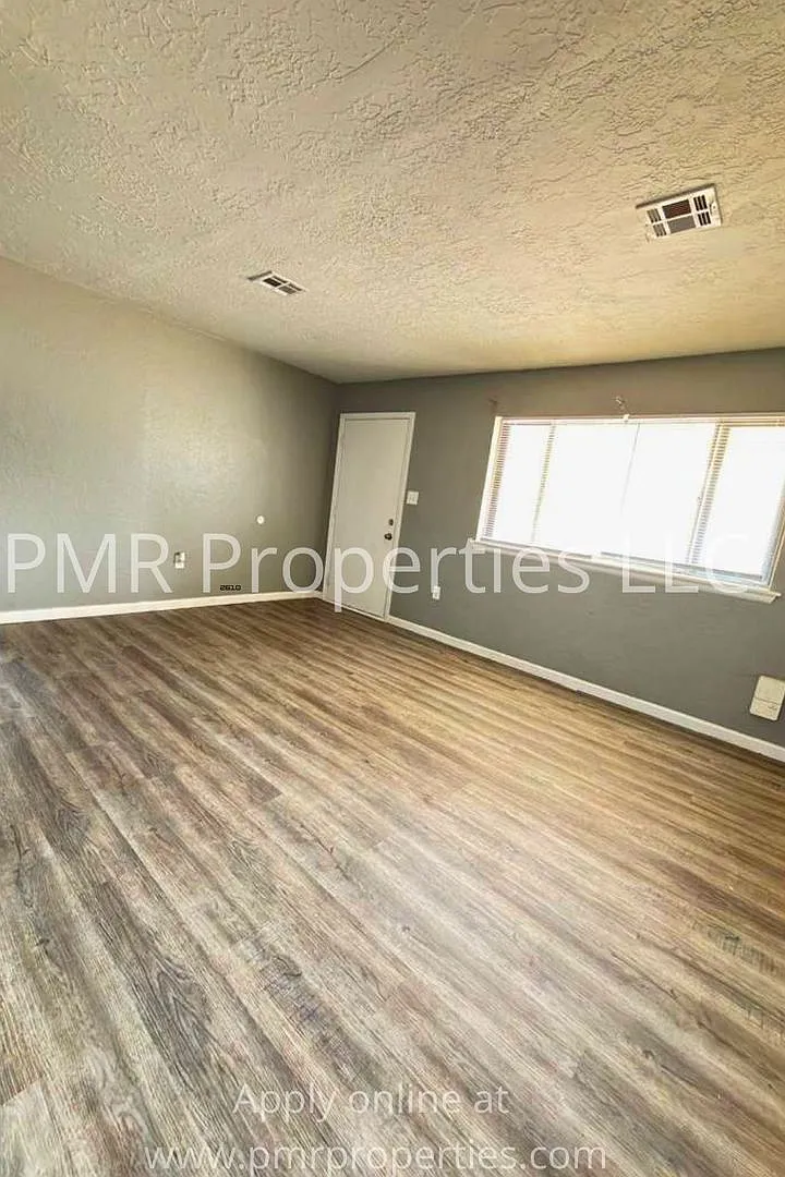 4 Bedrooms/ 2 Bathrooms House — Photo 2