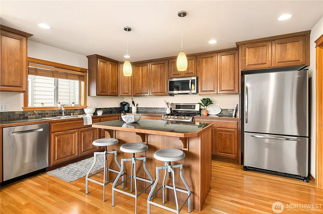 3 bed, 3.5 bath, 1760 sqft, $4,000 — Photo 4