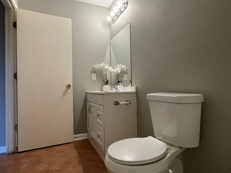 811 Forest Hillside Ln — Photo 29