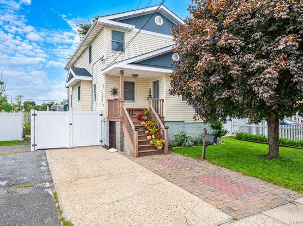 9 Perry Place, Lindenhurst, NY 11757