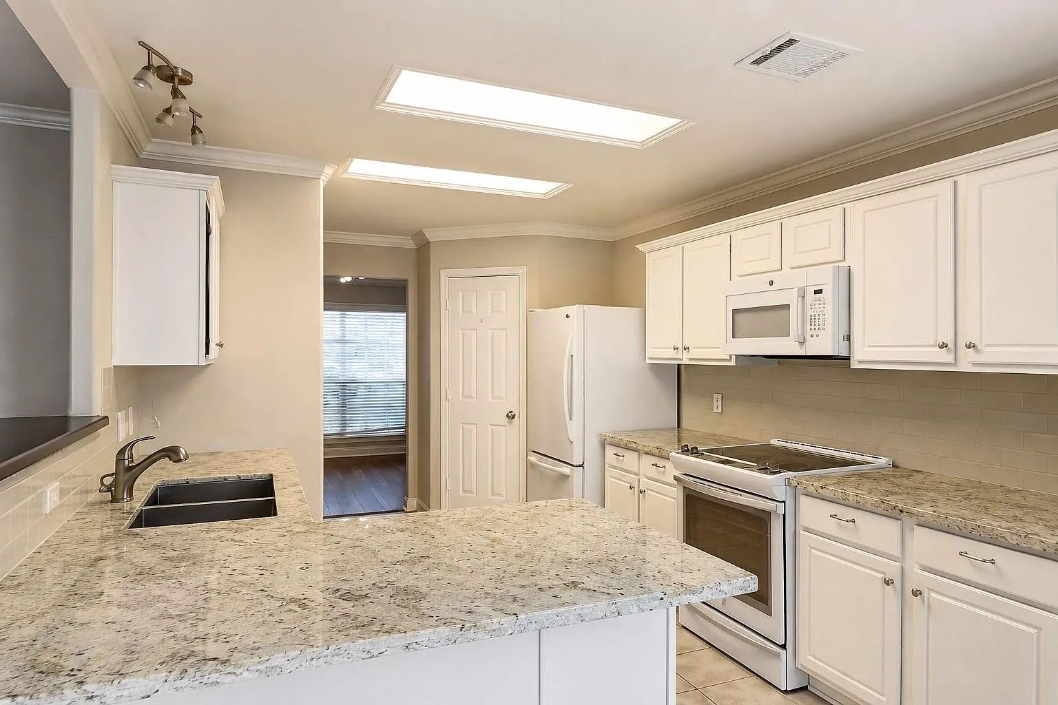 4 bed, 2.5 bath, 2149 sqft, $2,475 — Photo 4