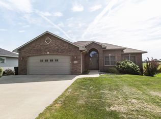 2316 Long Grove Ct, Dubuque, IA 52002