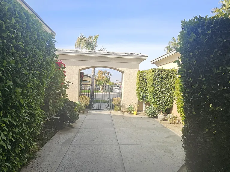 10 Champagne Cir — Photo 2