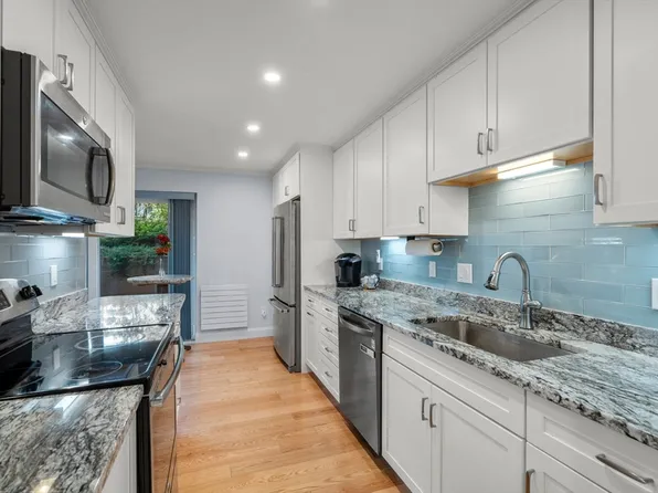 1210 Greendale Ave APT 311, Needham, MA 02492