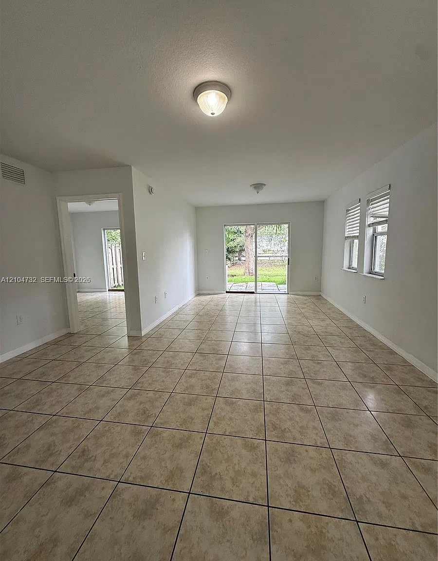Ibis Villas At Doral Cond — Photo 4