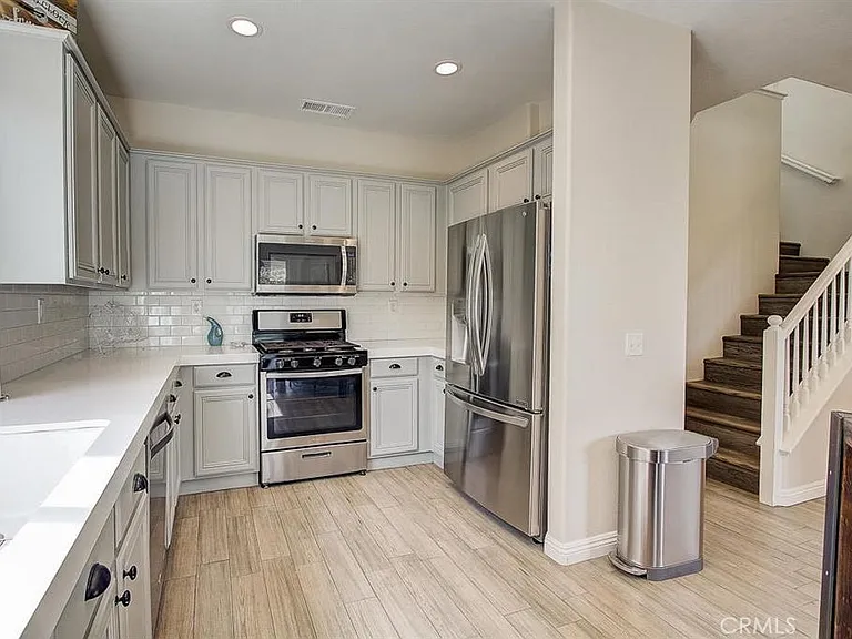 28545 Calex Dr — Photo 4