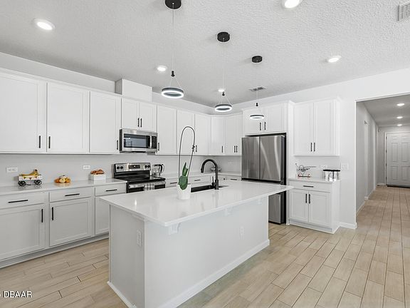 3rd image of 1002 River Falls Cir
