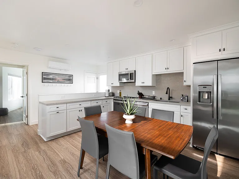 2852 Wyandotte Ave — Photo 5
