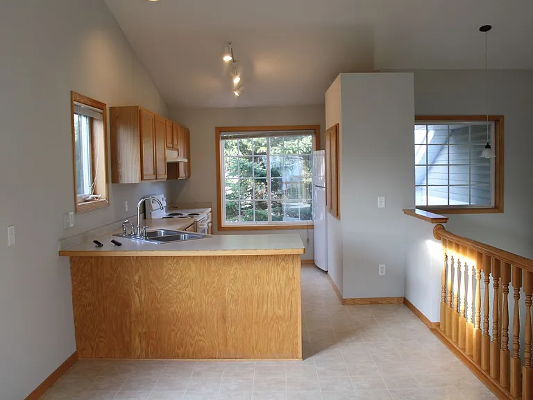 403 Meadow Ln — Photo 4