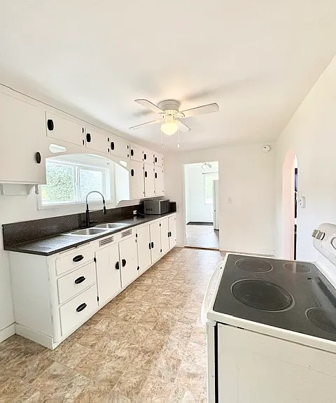 3012 Hollywood Ave NE — Photo 6