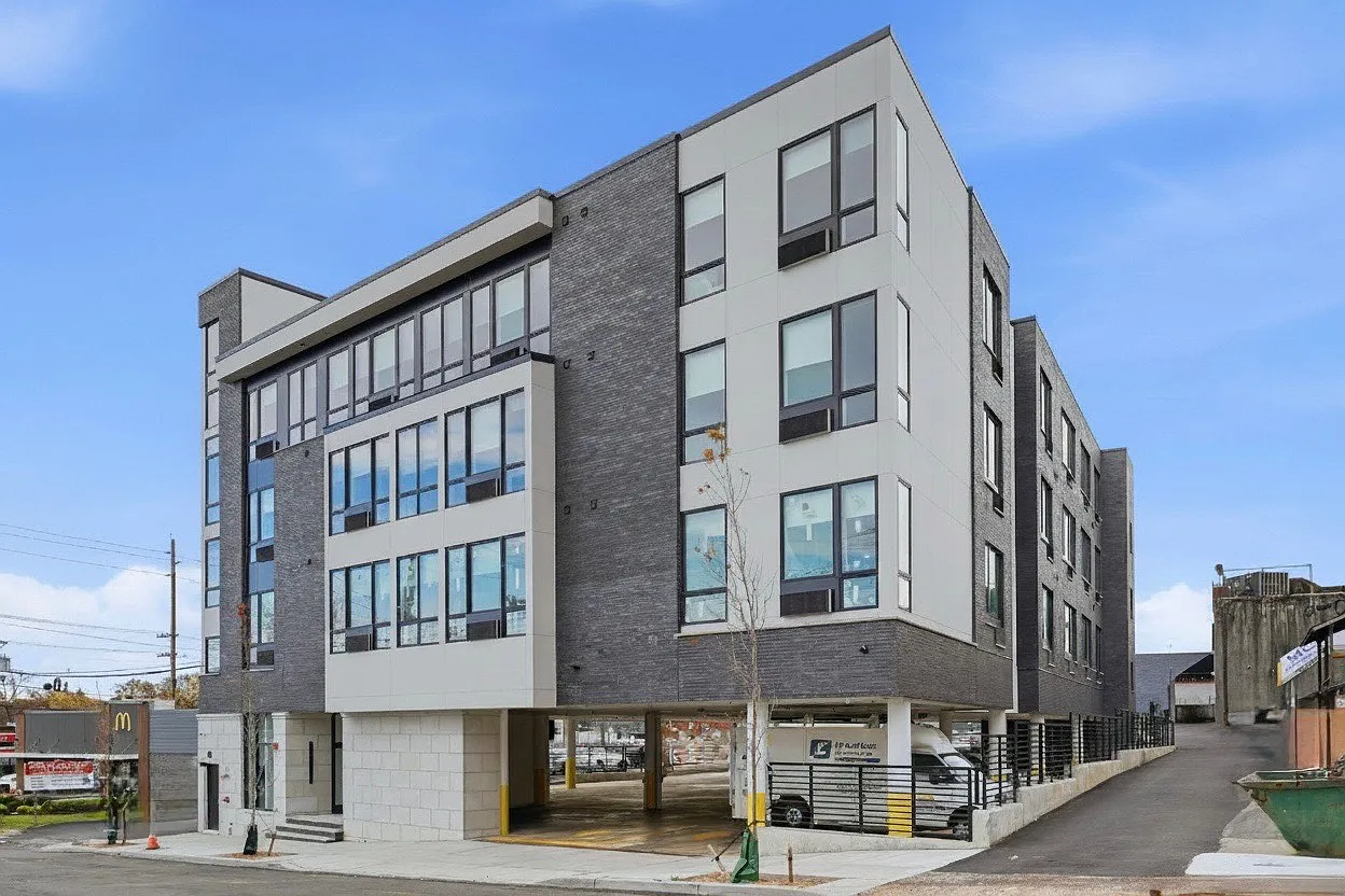 1 bed, 736 sqft, $2,576 — Photo 1