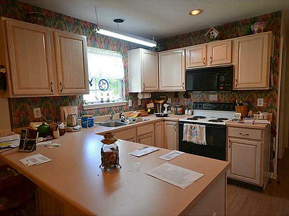 3rd image of 902 Village Circle Dr