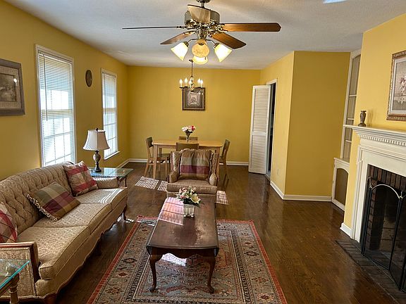 Formal livingroom and dining room