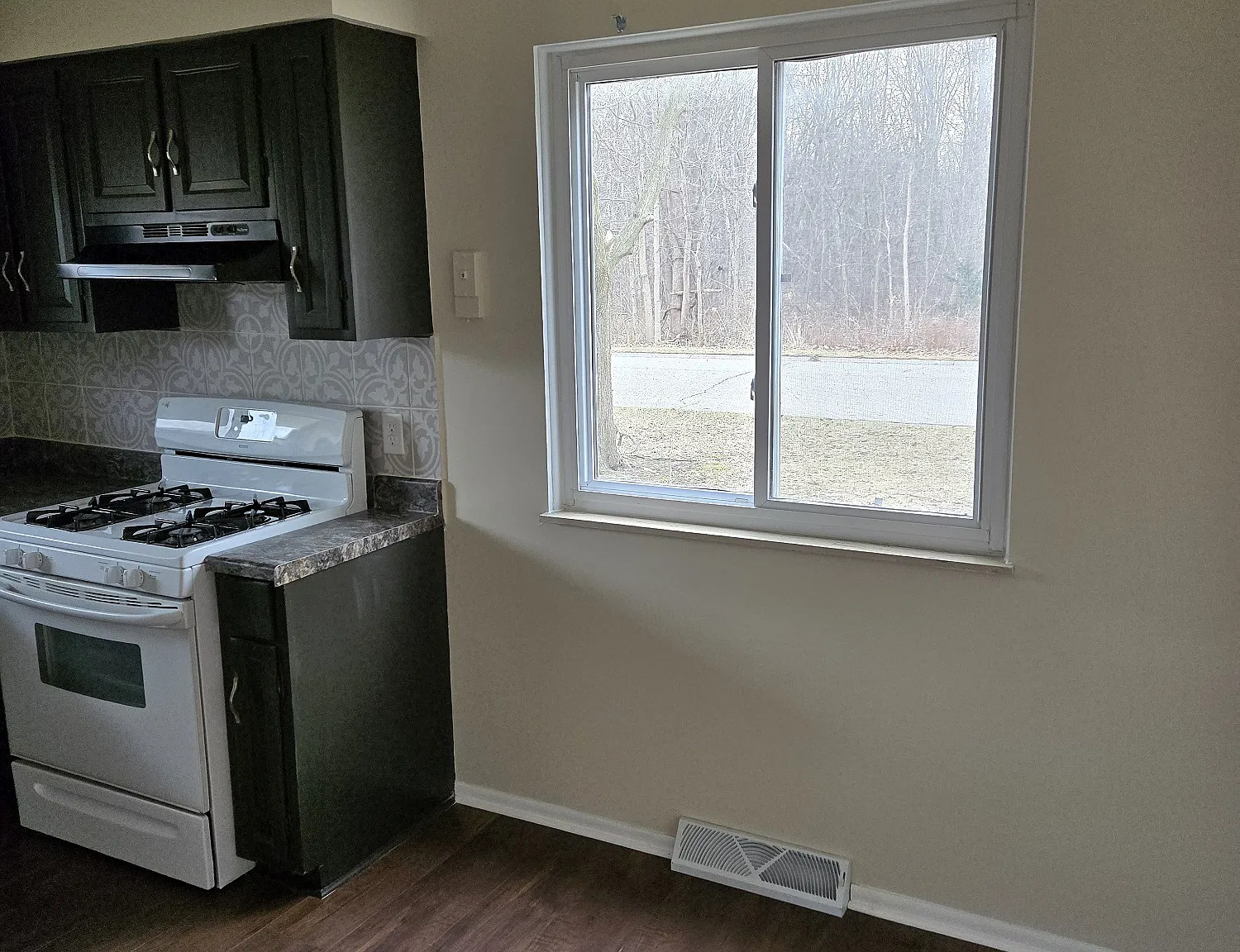 2 bed, 1.5 bath, 900 sqft, $1,200 — Photo 3