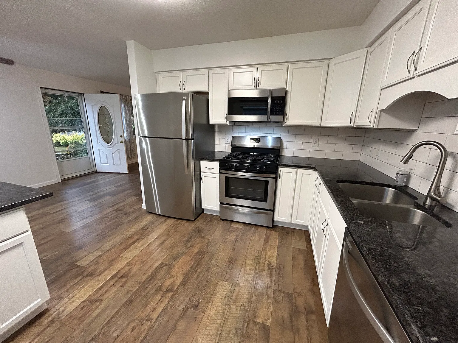 3 bed, 1.5 bath, 1222 sqft, $1,600 — Photo 3