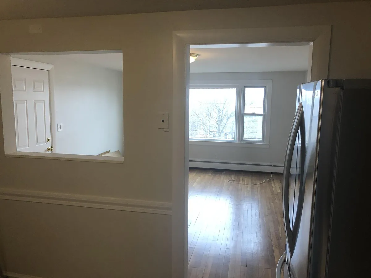 Building Photo - 98 Moreland St S #2