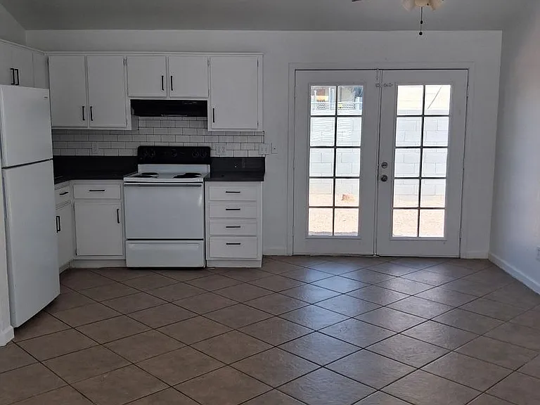 13221 N 21st Pl — Photo 1