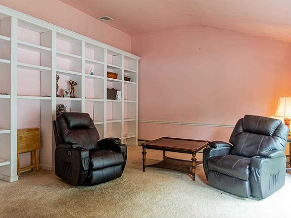 4th image of 19 White Cliff Ln