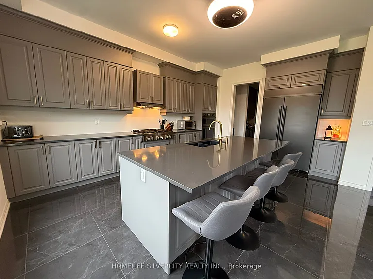 23 Marigold Blvd E — Photo 7