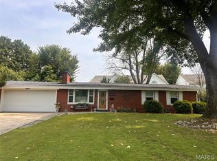 5009 Staten Dr, Godfrey, IL 62035
