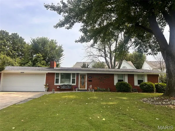 5009 Staten Dr, Godfrey, IL 62035