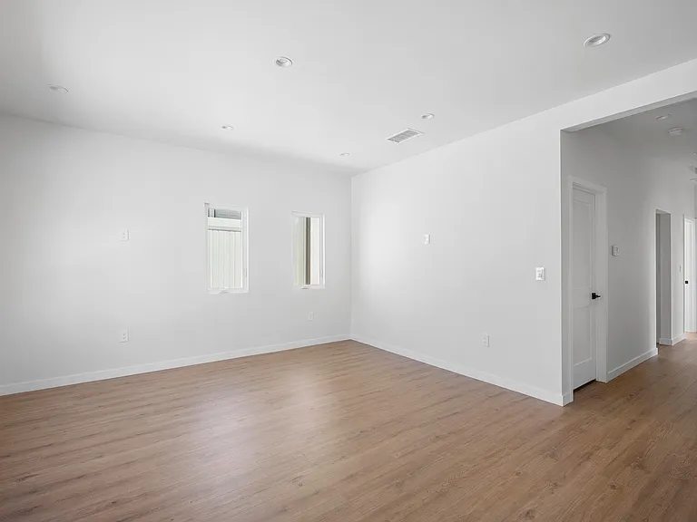 10939 Nassau Ave — Photo 4