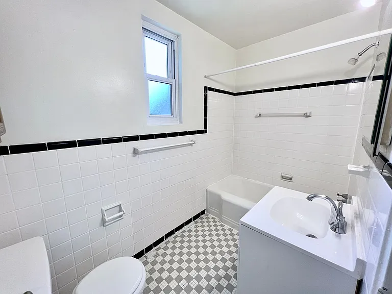 Lindley Park Manor — Photo 19