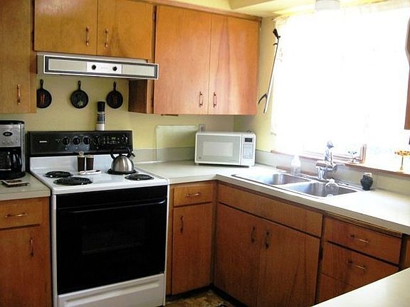 Kitchen w/breakfast bar
