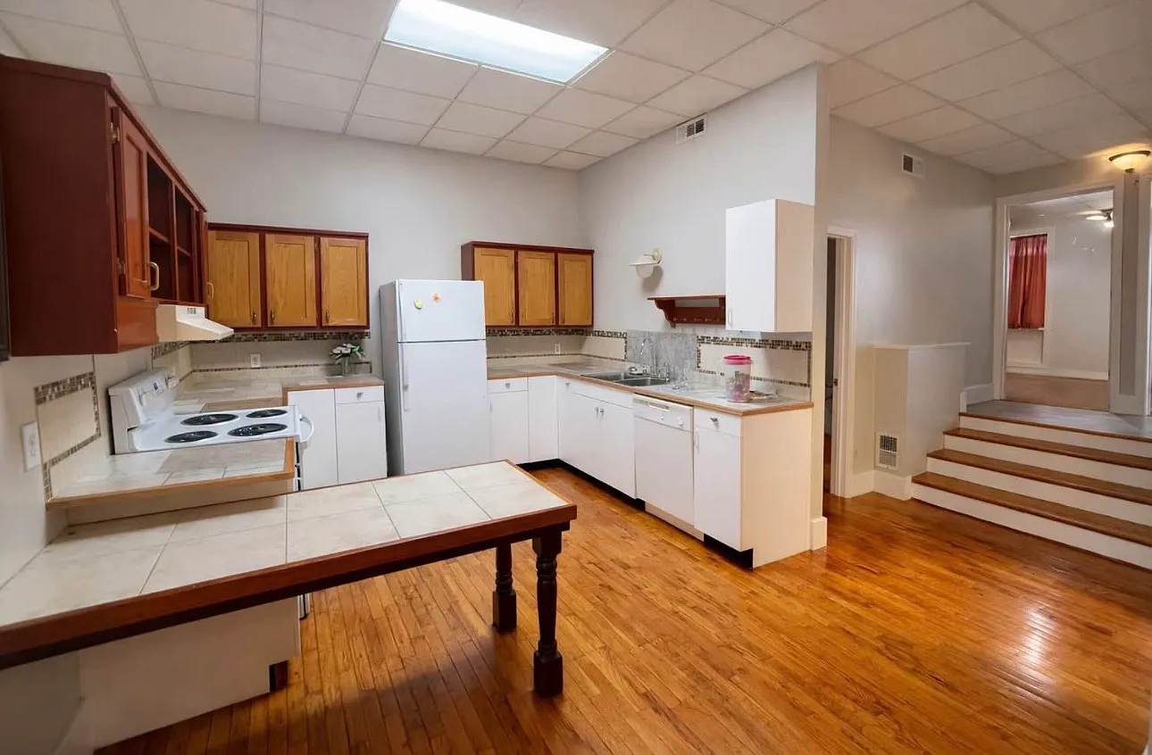 2 bed, 1000 sqft, $900 — Photo 2