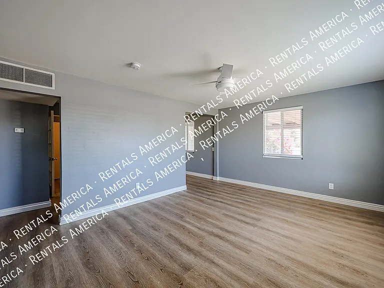 404 W Mission Ln — Photo 3