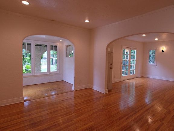 3rd image of 14005 Chandler Blvd