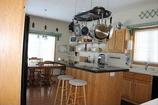 4th image of 720 Greenhaven Ln NE